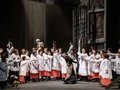 Padraic Rowan als Der Mesner, Kinderchor der Deutschen Oper Berlin