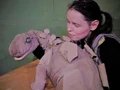 KEY VISUAL Herr Kluge und ein Dinosaurier in der Schule