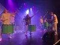 Trommelnde Menschen auf der Bühne