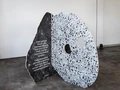 Display der Ausstellung "An die Substanz"