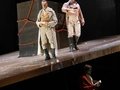 Ievgen Orlov als Roucher, Martin Muehle als Andrea Chenier, Clemens Bieber als IncroyableBettina Stöß