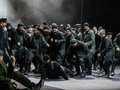 Der Herrenchor der Deutschen Oper Berlin und Matthew Newlin als Steuermann, Robert Watson als ErikBettina Stöß