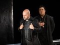 Alex Esposito als Philipp II., Gihoon Kim als Rodrigo, Marquis von Posa