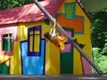 Foto: Pippi Langstrumpf klettert an der Villa Kunterbunt