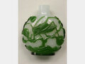 Snuffbottle (Schnupftabakflakon) mit Grille, China, Qing-Dynastie, 18./19. Jahrhundert, Glas mit grünem Überfang
