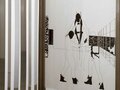 Monica Bonvicini, „Mies Corner“, 2002, Edelstahl, Plexiglas, Tempera auf Papier, courtesy of the artist