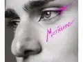 Nahaufnahme eines Gesichts in Schwarz-Weiß. Ein Auge ist mit auffälligem, pinkem Eyeliner geschminkt, daneben steht in pinker, handschriftlicher Schrift das Wort ‚Marianne‘.