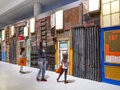 Besucher vor der Township Wall des angolanischen Künstlers Antonio Olé in den Sammlungen des Ethnologischen Museums im Humboldt Forum