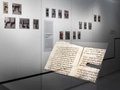 Blick in die Ausstellung „Materialisierte Heiligkeit. Jüdische Buchkunst im rituellen Kontext“ im Stabi Kulturwerk.
