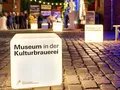 Der Eingangsbereich des Museums bei Nacht.