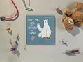 Cover zum Bilderbuch "Seht mal her, da sitzt ein Bär!" von Ross Collins