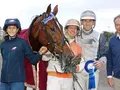 Michael Nimczyk (orangener Dress) mit Stute Naikey