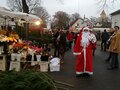 Veranstaltungen in Berlin: Weihnachtsmänner auf Neuköllner Wochenmärkten