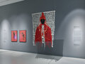 „The King, The Priest, The Chosen One“ von Victor Ekihkamenor im Ausstellungsbereich „Das Königreich Benin“ des Ethnologischen Museums