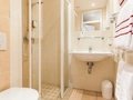 Badezimmer mit Dusche und WC