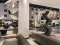 Atrium mit zeitgenössischen Kunstwerken