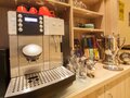 Kaffemaschine zur Selbstbedienung beim Frühstücksbuffet