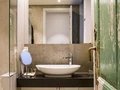 Badezimmer mit historischer Tür