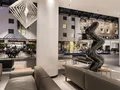 Atrium mit zeitgenössischen Kunstwerken