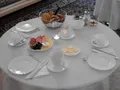 eingedeckter Frühstückstisch