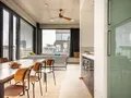 Langer Tisch im Apartment