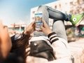 Junge Frau nutzt Streetart Highlight der ABOUT BERLIN App.