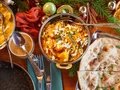 Amrit Restaurant – Curry-Gericht mit Naan und weihnachtlicher Dekoration