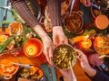 Amrit Restaurant – Currygerichte werden geteilt an weihnachtlicher Tafel