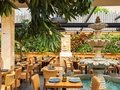 Amrit Restaurant Mitte – Innenhof mit Springbrunnen und Buddha-Statue