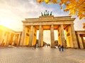 La Puerta de Brandenburgo con la Cuadriga en Berlín a contraluz otoñal