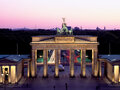 La Puerta de Brandenburgo en Berlín al atardecer