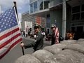 Berliner Mauer, US-amerikanische Soldaten am Checkpoint Charlie nach 1989
