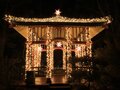 Lichtillumination am Tor im Christmas Garden Berlin bei Nacht