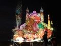 Bunt angestrahltes Gebäude im Christmas Garden im Botanischen Garten Berlin