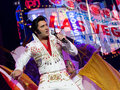 Elvis Darsteller im weißen Kostüm
