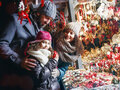 Una familia en el mercado de Navidad