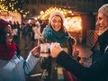 Freundinnen trinken Glühwein