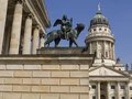Französischer Dom auf dem Gendarmenmarkt und Skulptur