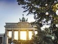 La porte de Brandebourg avec le sapin de Noël à Berlin