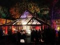 Glaspalast Schankhalle Pfefferberg – Außenansicht bei Nacht mit Gästen