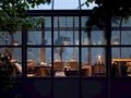 Glaspalast Schankhalle Pfefferberg – Innenansicht in der Dämmerung
