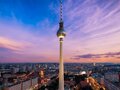 Fernsehturm in Berlin bei Abenddämmerung