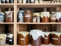 Mimi Ferments Produkte in Tonkrügen