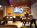 Junge Menschen am Kicker spielen im Moxy Hotel Ostbahnhof