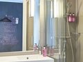 Das Badezimmer mit Dusche im Moxy Hotel Ostbahnhof