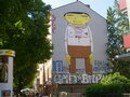 Streetart in Berlin: Mural The Yellow Man von Os Gemeos