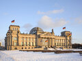 Berliner Reichstag im Winter mit Schnee