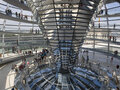 Voir dans le dôme de verre du Reichstag à Berlin