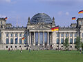 Banderas izadas en lo alto del Reichstag en Berlín