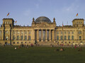Vista frontal del Reichstag en Berlín